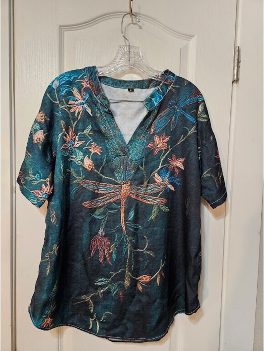 Boutique Dragonfly Floral V-Neck Tunic Top M Chalk Whisper